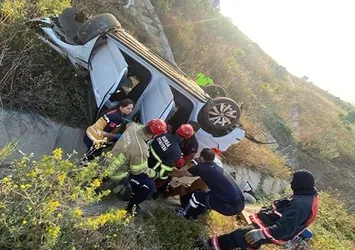 Bursa'da feci kaza! Gurbetçi aile, otomobil ile şarampole düştü; 1'i bebek, 2'si çocuk 5 yaralı