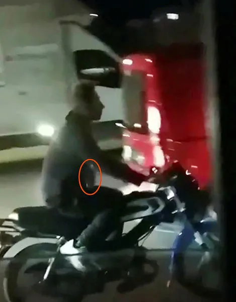 Antalya’da motosiklette alkol kullanan şahıs bu kez minibüste pipetle bira içti - 4