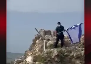 İŞGAL BAYRAĞINI SÖKTÜ ATTI