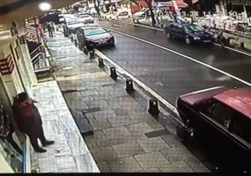 Kaput üstünde metrelerce sürüklendi! Dehşet anları kamerada