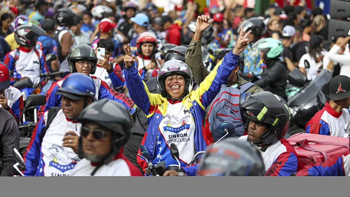 ABD gerilimi sonrası Venezuela'da motosikletlilerden Maduro'ya destek turu