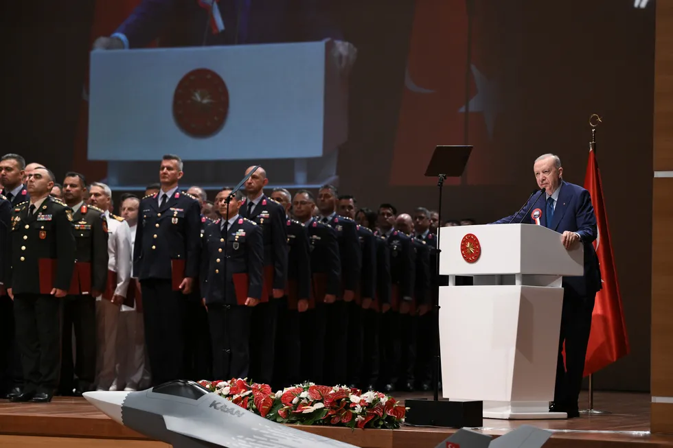 baskan-erdogandan-mezuniyet-toreninde-net-mesaj-milli-guvenlikten-taviz-vermeyiz-1783695581501.jpg Başkan Erdoğan'dan mezuniyet töreninde net mesaj: Milli güvenlikten taviz vermeyiz - 3