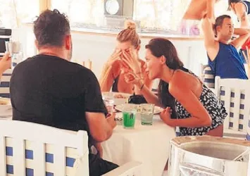 Ebru Şallı ile Cem Yılmaz Çeşme’de görüntülendi