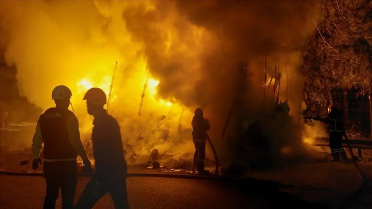 Alevlere teslim olan tır yanarak kullanılamaz hale geldi