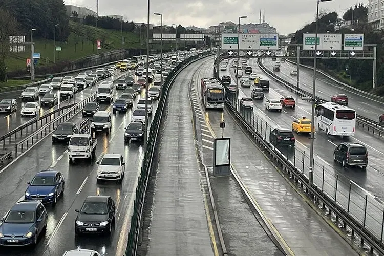 1790141459848.jpeg İstanbul'da sabah yağmuru trafiği kilitledi - 1