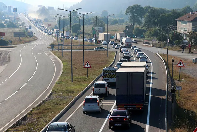 Yola çıkacaklar dikkat! TEM ve D-100 yollarının Bolu Dağı kesiminde yoğunluk hakim
