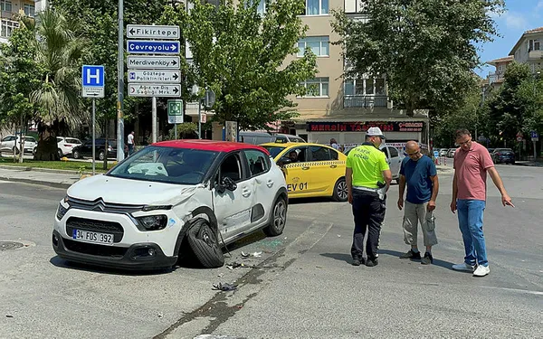 İstanbul Kadıköy'de İETT otobüsü kaza yaptı! 3 kişi yaralandı - 3