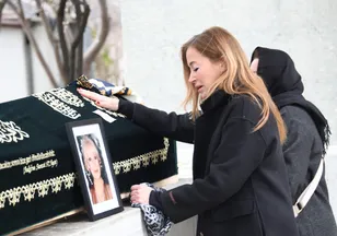 Defalarca yere düşürmüş! Annesini kaybeden Selin Boronkay'dan suç duyurusu