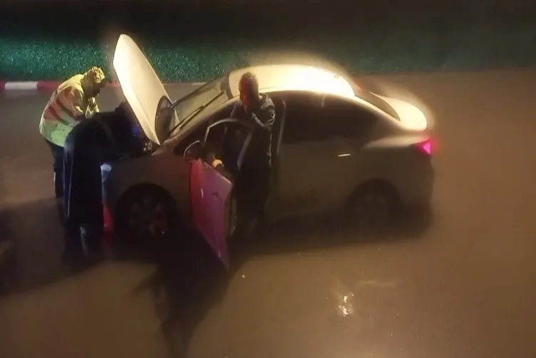 Ege’de sağanak yağış hayatı felç etti: Cadde ve sokaklar göle döndü