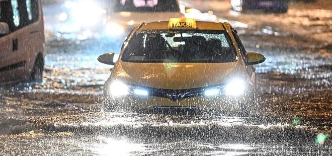 Ankara'da sağanak! Cadde ve sokaklar göle döndü