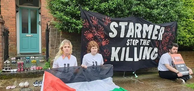 İngiltere’de Filistin destekçileri muhalefet liderinin evinin önüne çocuk ayakkabıları bıraktı: Öldürmeyi durdurun