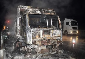 Rize'de seyir halindeki kamyonet yandı