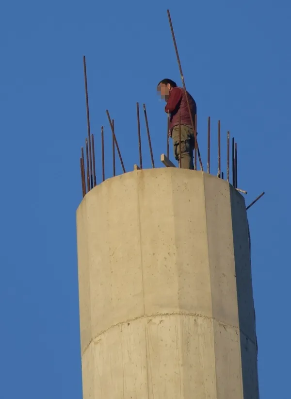antalyada-cami-insaati-minaresinde-intihar-girisimi-izleyenlere-ecel-teri-dokturdu-1668237847022.jpg Antalya’da cami inşaatı minaresinde intihar girişimi! İzleyenlere ecel teri döktürdü - 3