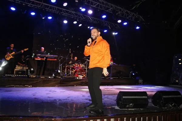 Sinan Akçıl, sahnedeyken Burcu Kıratlı’dan bebek istedi