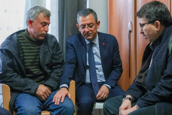 İkiyüzlülük zirvenin adı Özgür Özel! Demirtaş’a selam çaktı şehit ailesini ziyaret etti! Sosyal medyadan tepki yağdı: Ne yüzle gittin?