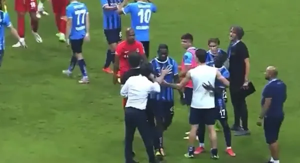 montella-sahaya-girip-balotellinin-uzerine-yurudu-adana-demirlisporlu-oyuncular-kavgayi-zor-ayirdi-1661633925524.jpg Montella sahaya girip Balotelli'nin üzerine yürüdü! Adana Demirlisporlu oyuncular kavgayı zor ayırdı - 5