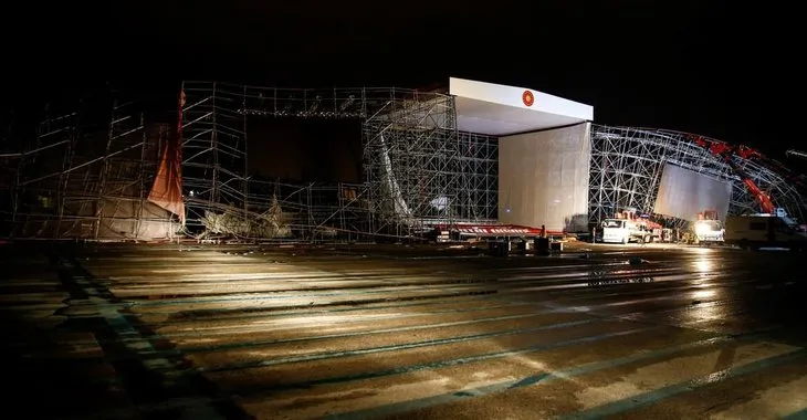 AKM’de tören için kurulan platform yıkıldı