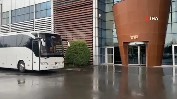 son-dakika-haberi-kayserisporun-ucagina-yildirim-isabet-etti-1715449223266.jpeg Son dakika haberi: Kayserispor kafilesinin bulunduğu uçağa 2 kez yıldırım düştü - 1