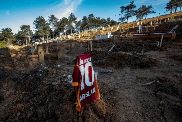 son-dakika-turkiyede-koronavirus-mezarliklari-dunyaya-boyle-servis-edildi-1608058443856.jpg Son dakika: Görüntüler İstanbul'dan! Türkiye'de koronavirüs mezarlıkları: Dünyaya böyle servis edildi - 6