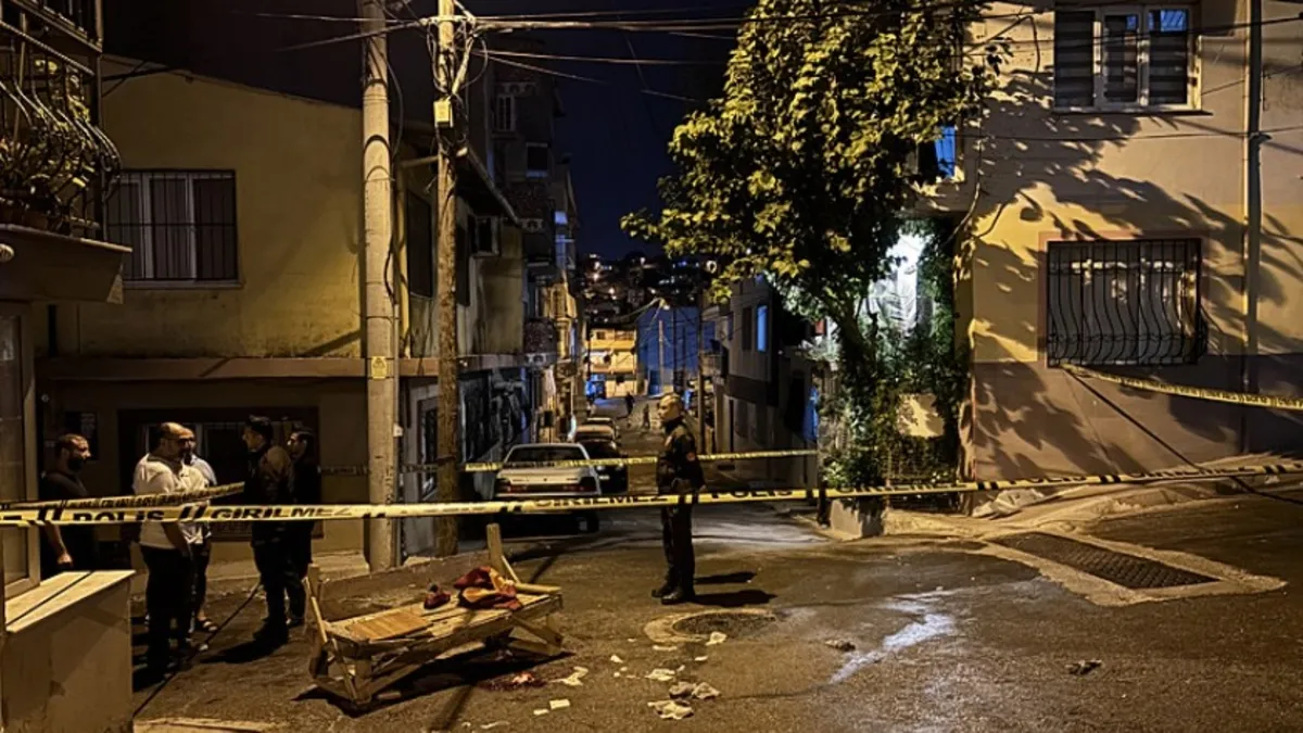 İzmir'de sokak ortasında dehşet: Önüne gelene bıçakla saldırdı: 1 ölü 2 yaralı