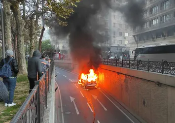 Şişli'de servis minibüsü alev alev yandı