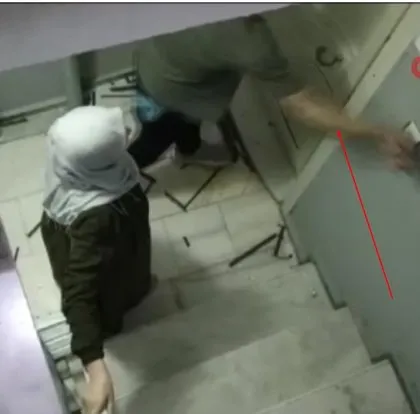 İzmir’de ev sahibi kiracıya dehşeti yaşattı! Kapıyı yumrukladı tehditler savurdu | O anlar kamerada