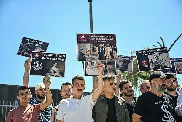 CHP’li İBB’nin Eyüpsultan’da açtığı rezil sergiye protesto! LGBT propagandası, Gezi güzellemesi ve İslam’a hakaret içerikli tablolar…