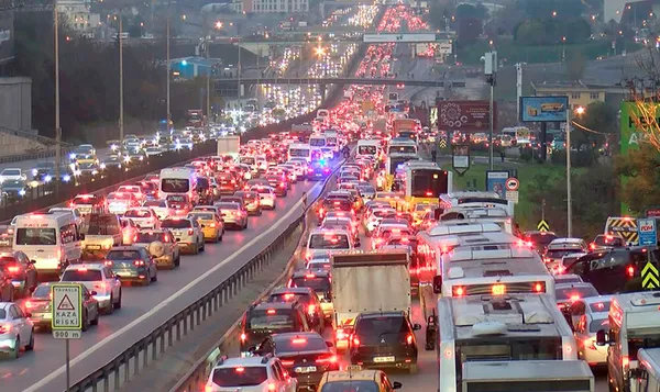 İstanbul’da yeni hafta trafikle başladı! Milyonlar yolda kaldı
