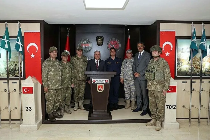 Bakan Güler’den Hakkari Çukurca 2’nci Hudut Tugay Komutanlığı’ndaki Mehmetçiğe bayram ziyareti!