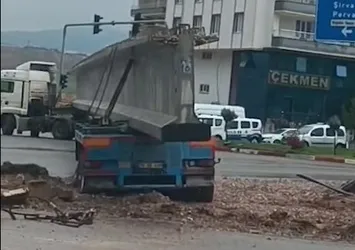 Siirt’te köprü kirişi kavşağa takıldı