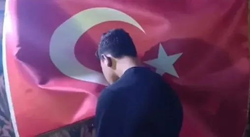 turk-bayragina-saldirinin-cezasi-kesildi-mit-suriyedeki-bayrak-provakatorunu-yakaladi-1720191958507.jpg Türk bayrağına saldırının cezası kesildi! MİT Suriye'deki bayrak provokatörünü yakaladı - 4