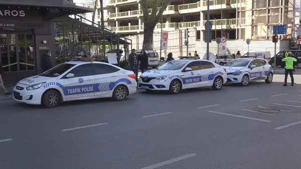 1619506880834.jpg Beyoğlu'nda banka şubesinde büyük panik! Bıçakla içeri girip tehditler savurdu - 1