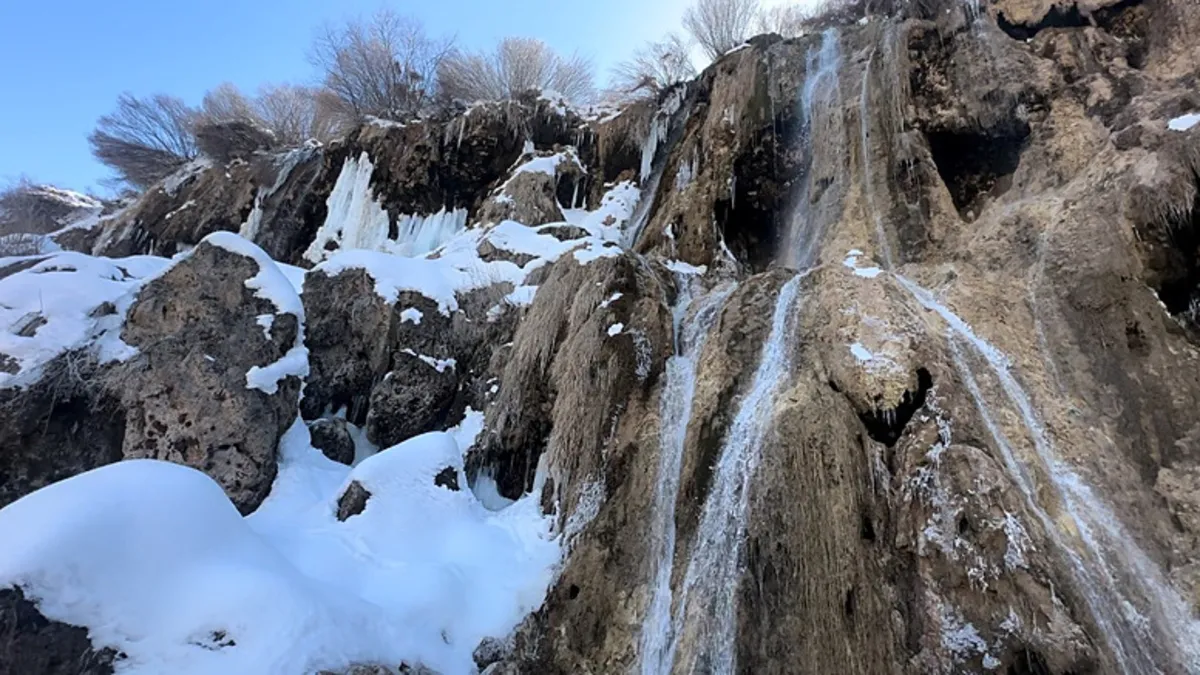 Erzincan Girlevik'te kar; merkezde bahar