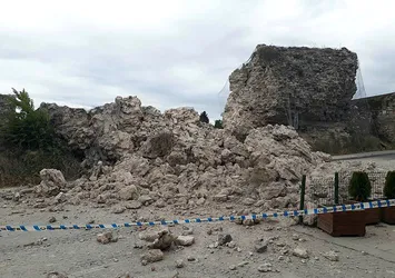 İstanbul Fatih'te tarihi surlarda çökme