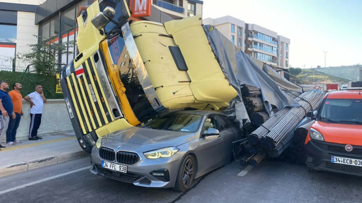 İzmir'de akıllara durgunluk veren olay! Polisten kaçan TIR dehşet saçtı