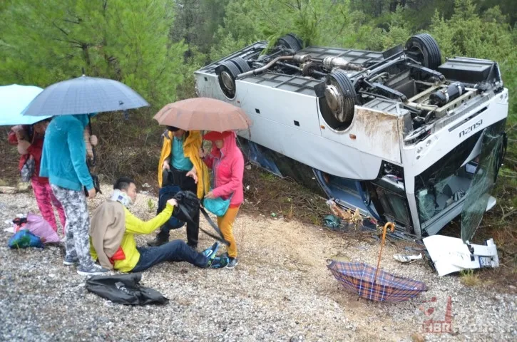 Antalya'da tur midibüsü şarampole devrildi ölü ve yaralılar var 3