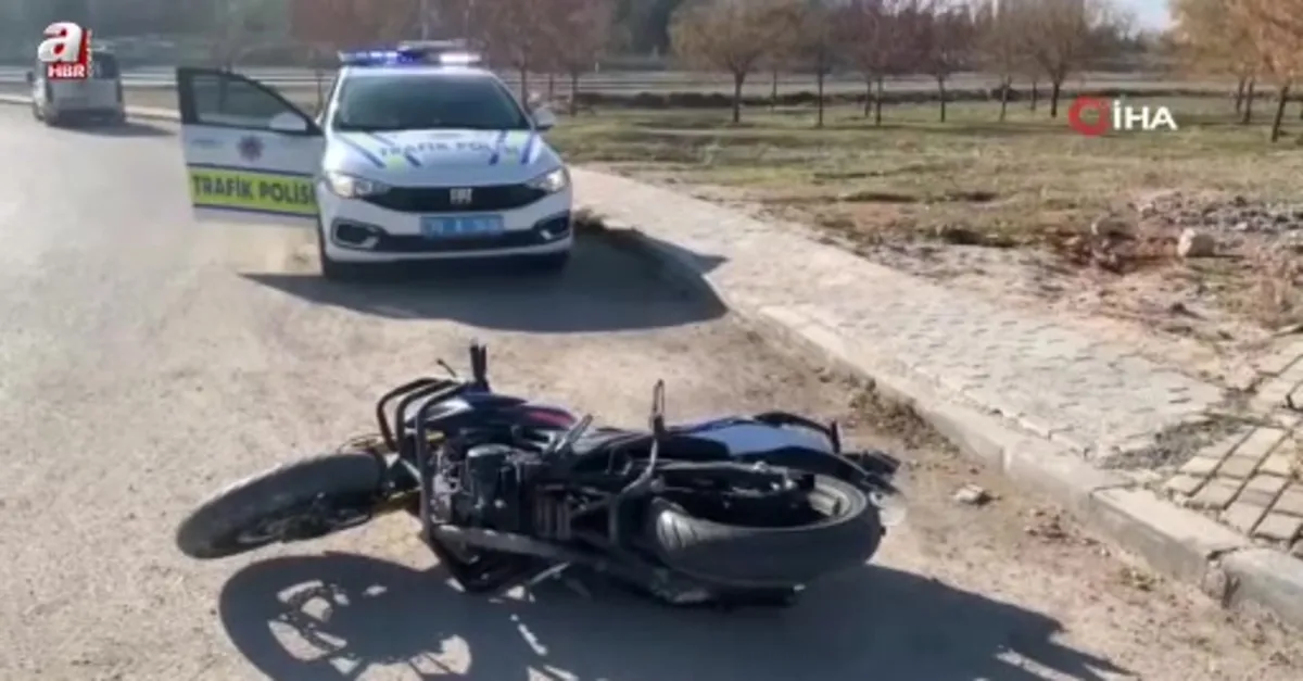 Motosiklet ile hafif ticari araç çarpıştı
