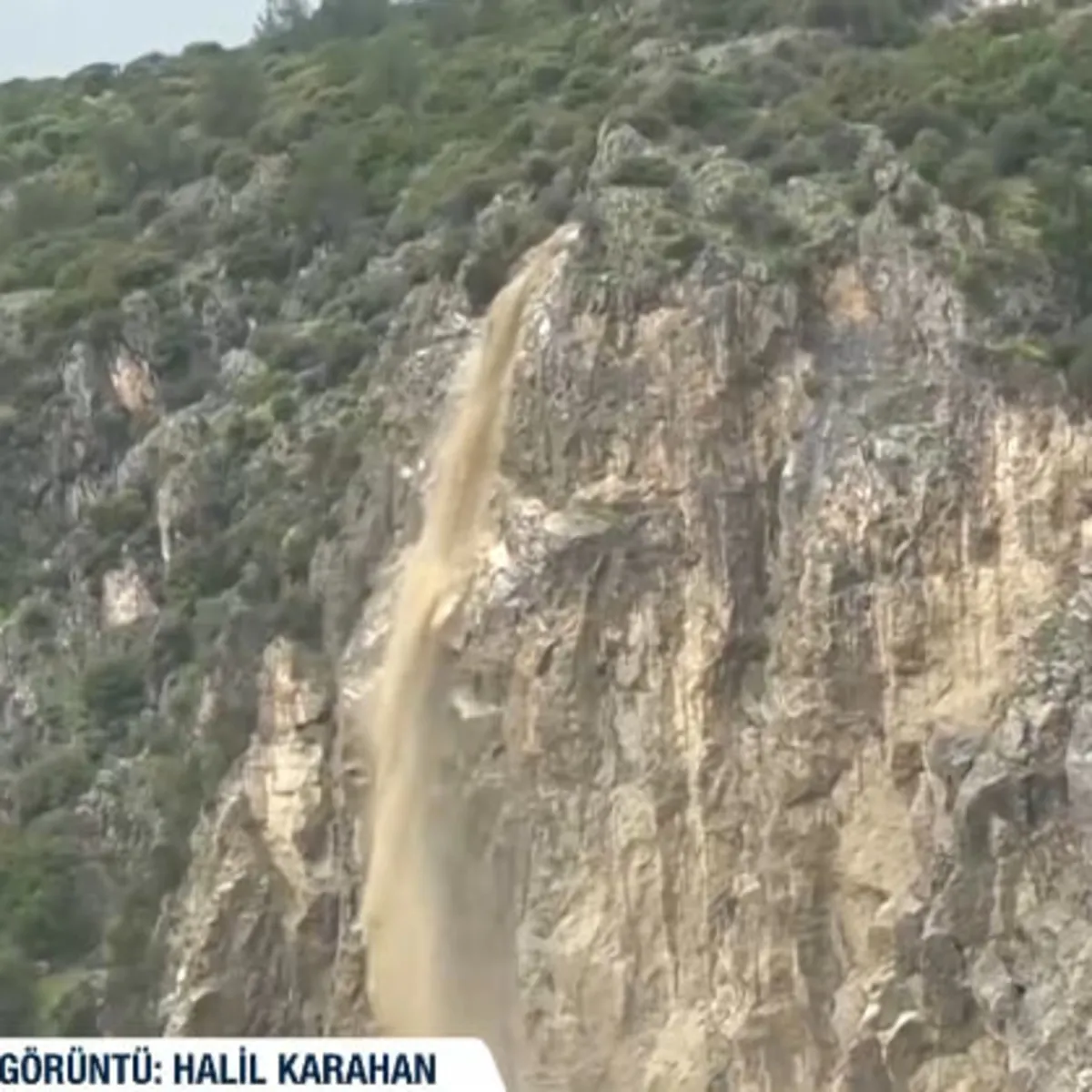 Ege'de sağanak kabusu! Aydın’da korkutan görüntü: Dağdan şelale aktı