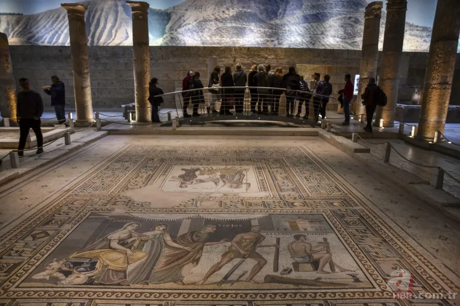 'Çingene Kızı' mozaiği Türkiye'ye getirildi 20