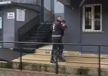 Sokak ortasında dehşet! 2 saniyede boynundan bıçakladı