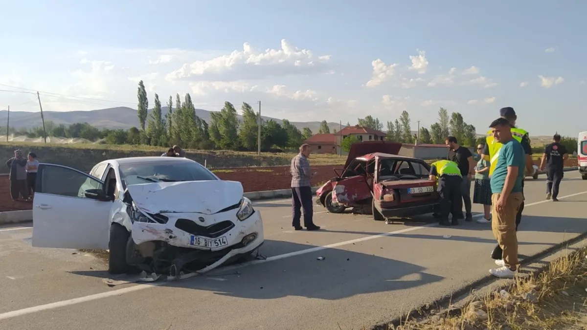 Afyonkarahisar'da korkunç kaza! Ölü ve yaralılar var