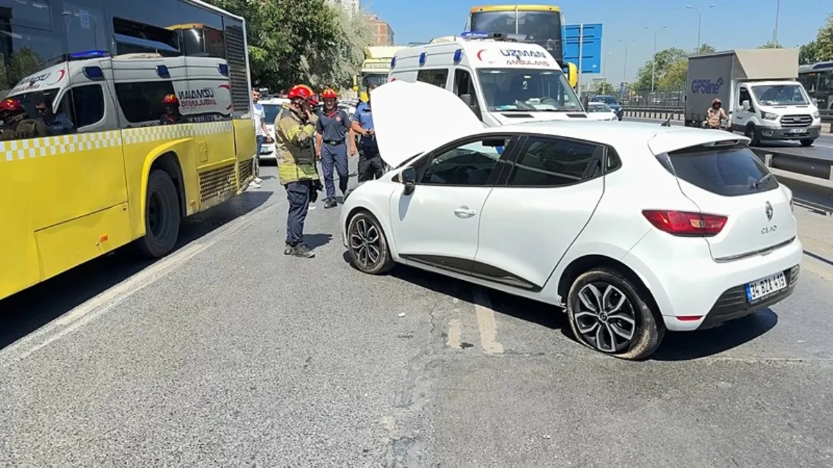 Avcılar'da otomobil İETT otobüsüne çarptı