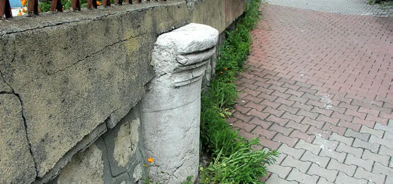 Roma döneminden kalan sütun, bahçe duvarında kullanıldı