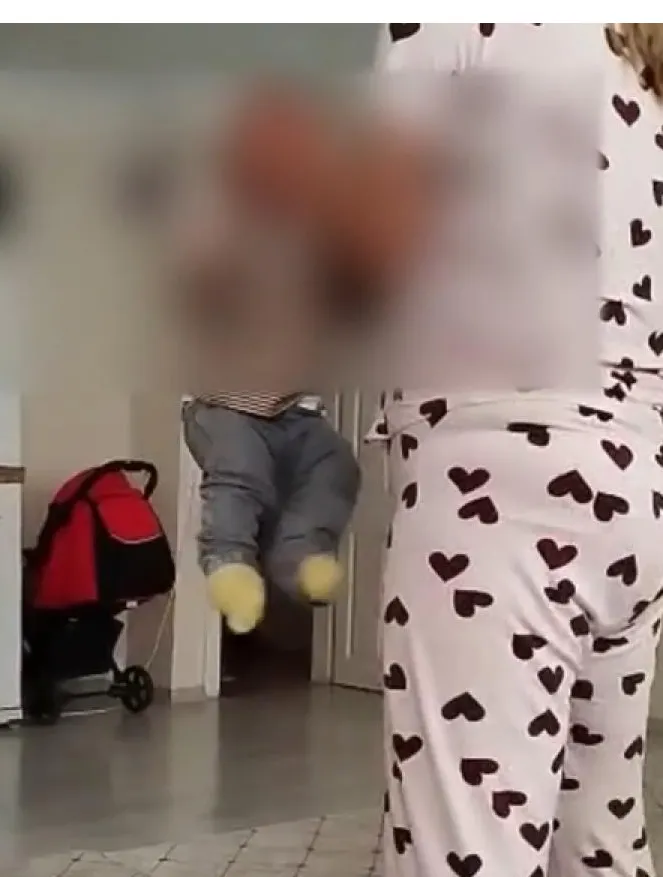 1745733084586.jpg Özbekistanlı bakıcının çocuğa şiddet uyguladığı anlar (DHA)