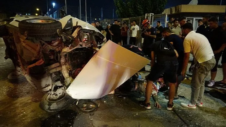 ¡Dos coches chocaron de frente! Se convirtió en una zona de guerra.