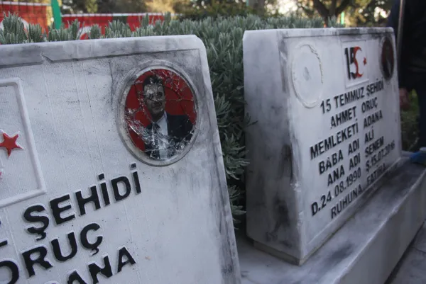 Şehitlerin mezarlarına saldırdılar! AK Parti’den sert tepki geldi: Yapılan barbarca saldırıyı lanetliyoruz