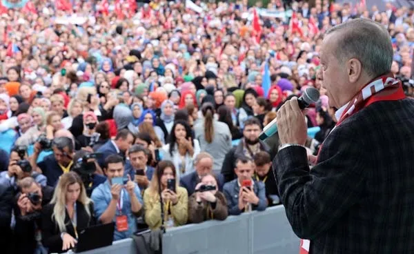 Balıkesir’de toplu açılış töreni! Başkan Erdoğan’dan önemli açıklamalar | Dikkat çeken pankart: 6’lı masaya oy göndermesi