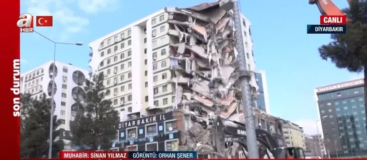 A Haber canlı yayında ekranlara taşıdı! Depremde hasar gören bina böyle yıkılıyor