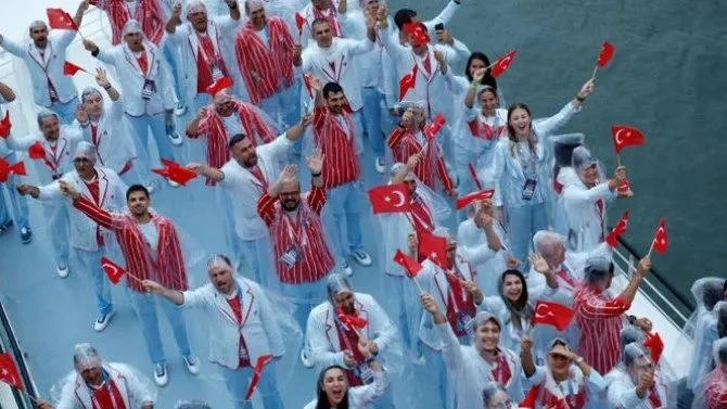 Paris'te millilerimiz sahnede! Ay yıldızlı bayrağımız geçit yaptılar | Törenden guru dolu anlar