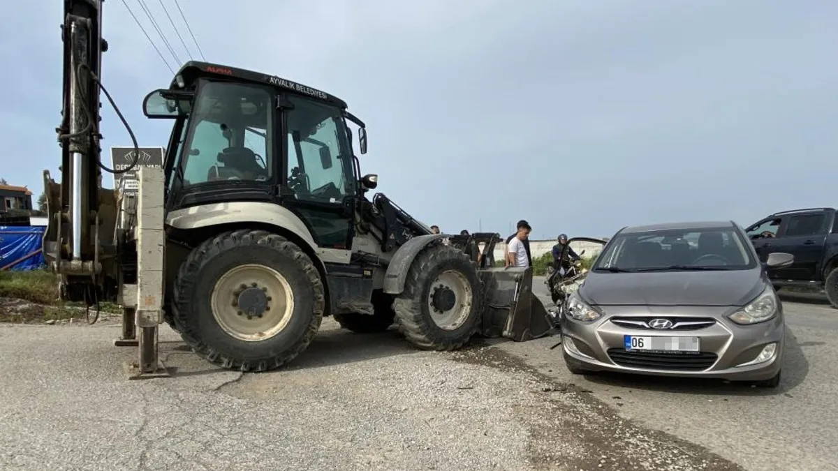 Ayvalık'ta korkunç anlar: İş makinesi ve otomobil çarpıştığı kazada 2 kişi yaralandı